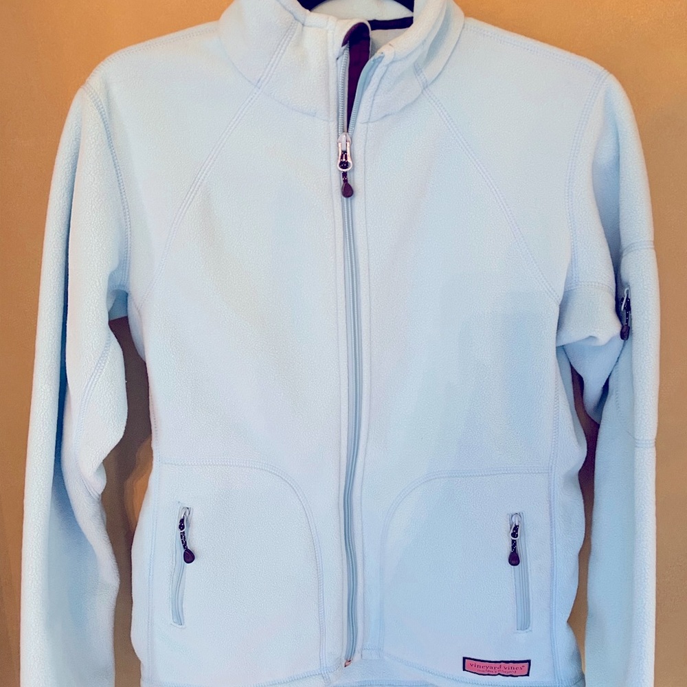Cozy Vineyard Vines zip up jacket. Like new condition.
